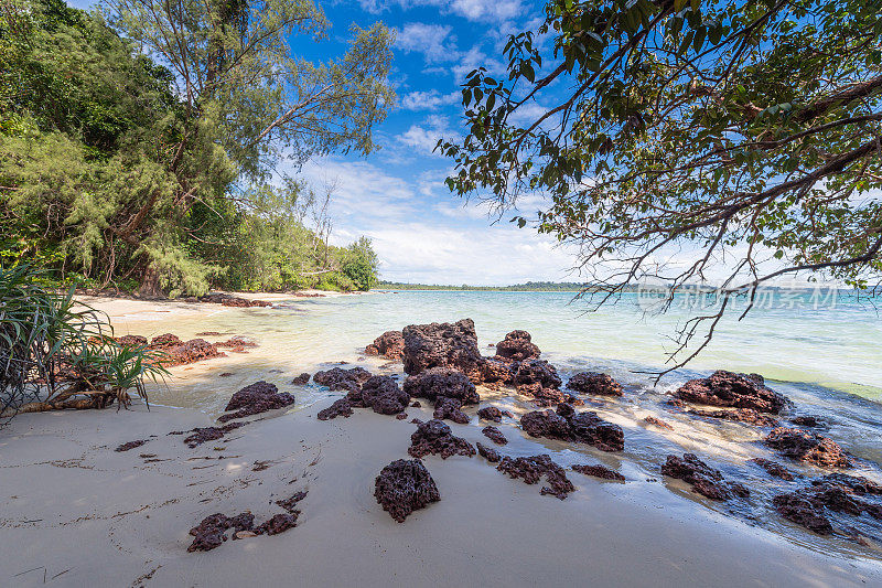 美丽的海景，在夏季的海滩上柬埔寨的Kep省Koh Tonsay